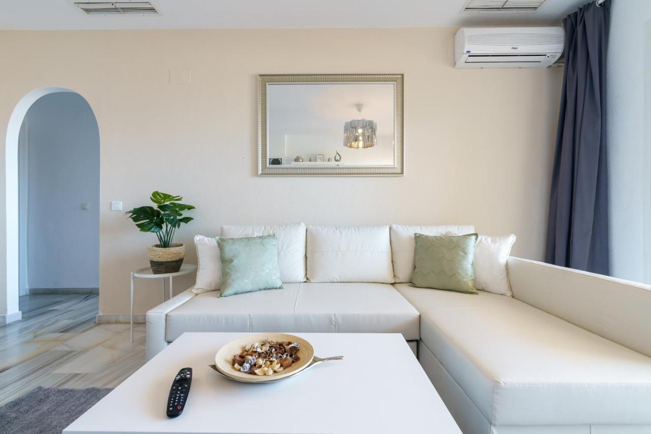 Chic Beachfront Flat With Amazing Sea Views And Private Indoor Parking Benalmádena Esterno foto