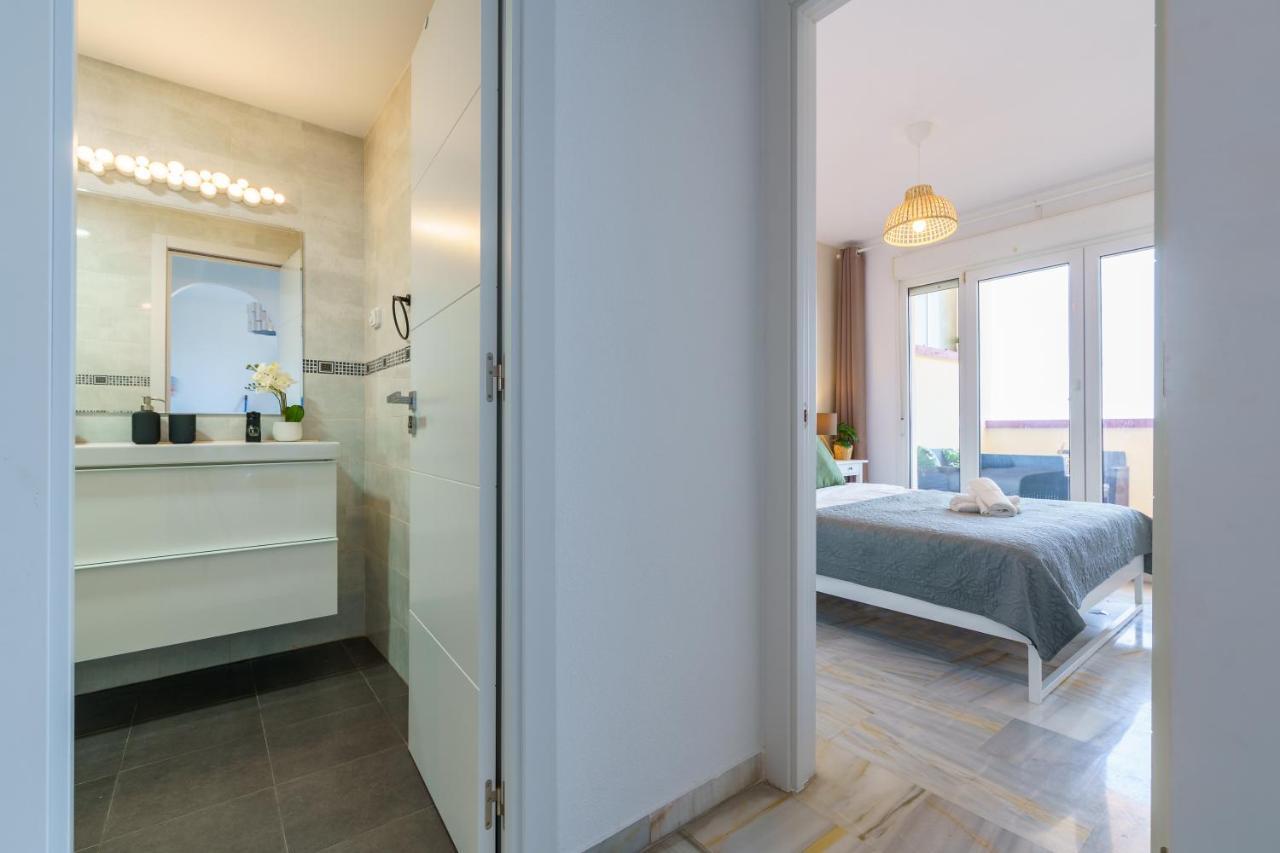 Chic Beachfront Flat With Amazing Sea Views And Private Indoor Parking Benalmádena Esterno foto
