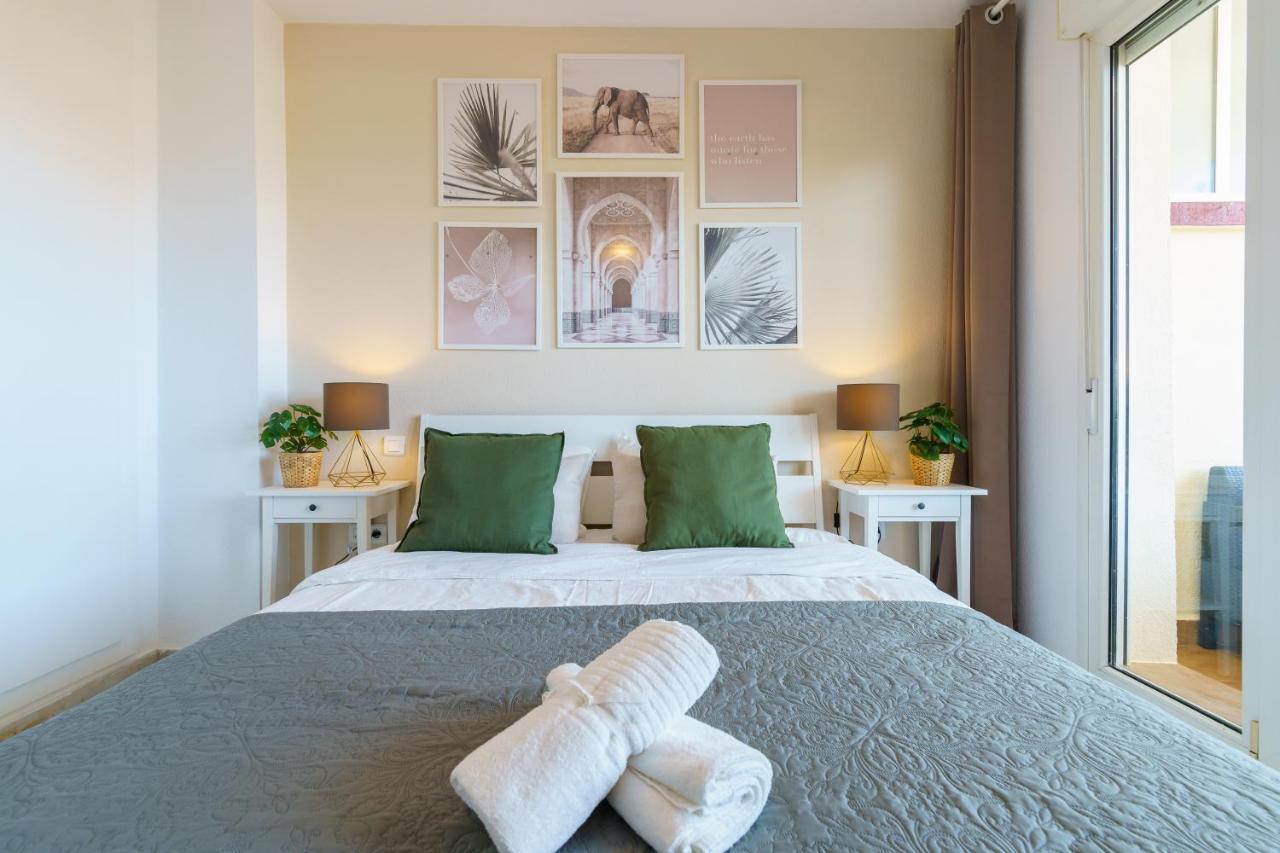 Chic Beachfront Flat With Amazing Sea Views And Private Indoor Parking Benalmádena Esterno foto