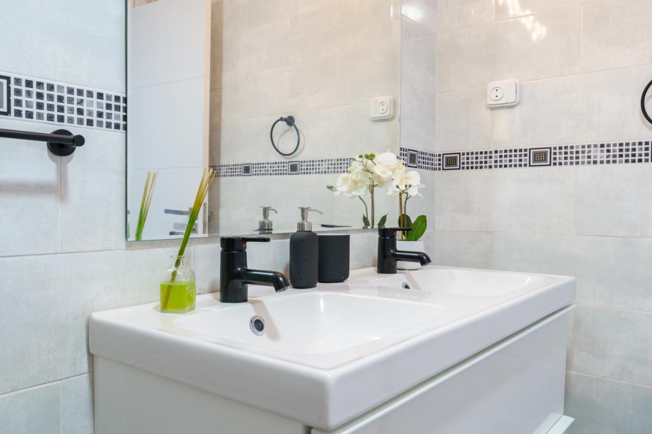 Chic Beachfront Flat With Amazing Sea Views And Private Indoor Parking Benalmádena Esterno foto