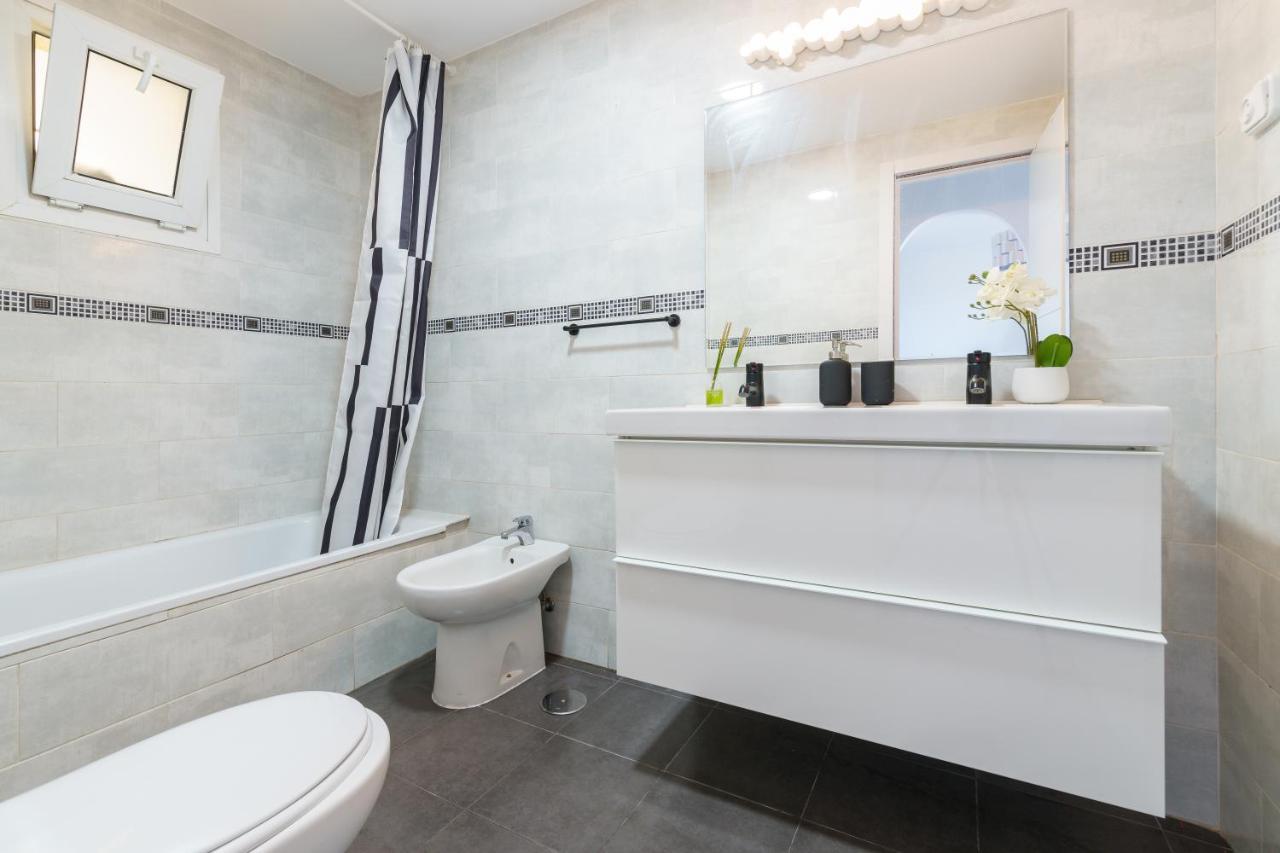 Chic Beachfront Flat With Amazing Sea Views And Private Indoor Parking Benalmádena Esterno foto